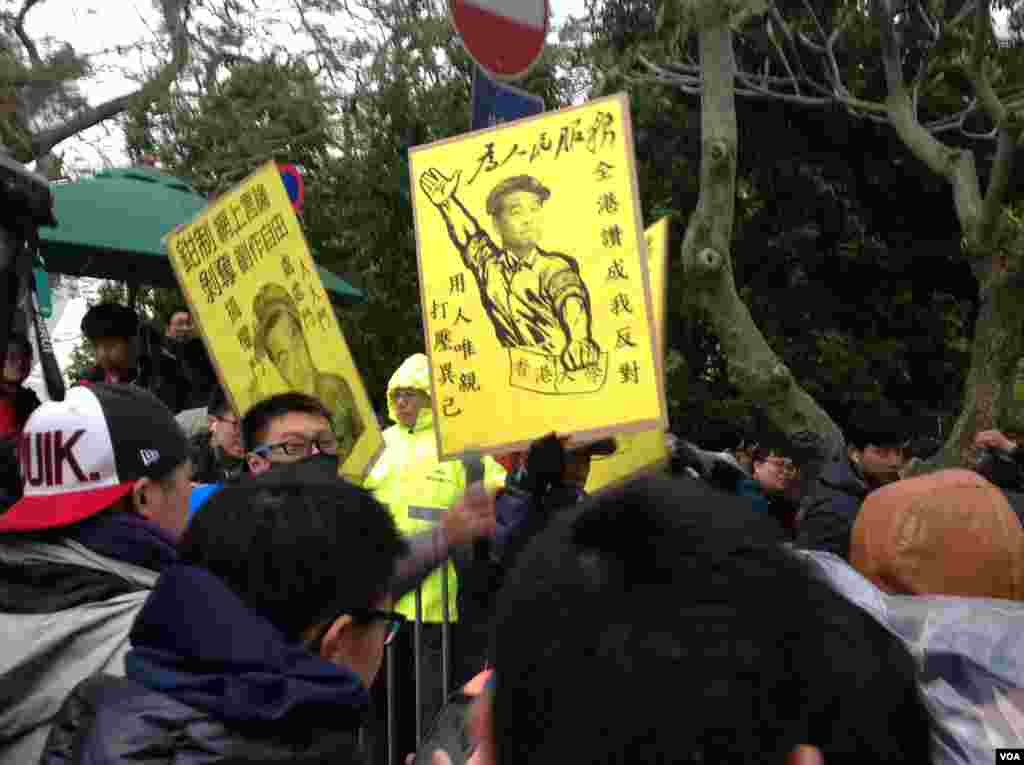 香港大學罷課學生和一些民間團體在港大校委會會場外抗議(美國之音海彥拍攝)