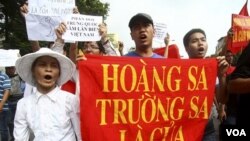 Demonstran Vietnam di Hanoi membawa spanduk yang bertuliskan "Kepulauan Spratly milik Vietnam" dalam protes menuntut Tiongkok agar keluar dari wilayah perairan di sekitar kepulauan itu.