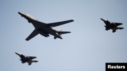 북한의 5차 핵실험에 대응해 출동한 미국의 장거리 전략폭격기 B-1B '랜서' (가운데)가 13일 경기도 평택시 주한미군 오산공군기지 상공을 비행하고 있다.