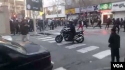 Bentrokan polisi dengan para demonstran Sufi Gonabadi di depan kantor polisi Pasdaran, Teheran, Iran 20 Februari 2018. (Foto: dok).