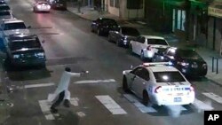 Foto dari rekaman video menunjukkan seorang pria pendukung ISIS yang menyerang polisi di Philadelphia, Kamis (7/1) malam.