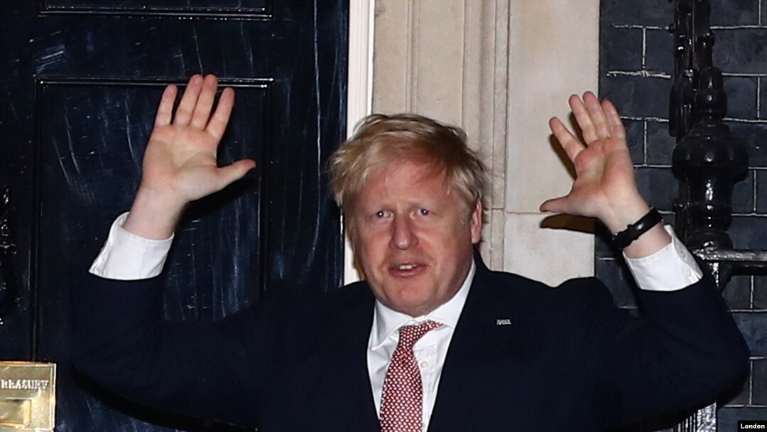 Britain's Prime Minister Boris Johnson applauds outside 10 Downing Street during the Clap For Our Carers campaign in support of the NHS, as the spread of the coronavirus disease (COVID-19) continues, London, Britain, March 26, 2020. 