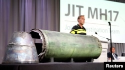 Misil yang rusak ditampilkan dalam konferensi pers oleh Tim Penyelidik Gabungan yang memaparkan hasil sementara penyelidikan pesawat Malaysian Airlines MH17 yang ditembak jatuh pada 2014. Konferensi pers digelar di Bunnik, Belanda, 24 Mei 2018. 