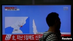 A man walks past a TV broadcasting a news report on North Korea's failed missile launch from its east coast, at a railway station in Seoul, South Korea, April 16, 2017. 