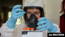 Arhiva, ilustracija - Načnica radi u Gamalaja institutu za Epidemiologoiju i mikrobiologiju tokom testiranja vakcije protiv koronavirusa, u Moskvi, Rusija, 6. avgusta 2020. (Russian Direct Investment Fund / Handout via Reuters) 