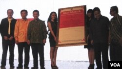 Menteri Komunikasi dan Informatika Tifatul Sembiring (tiga dari kiri) membuka acara Indonesia Broadcasting Expo di Jakarta. (VOA/Andylala Waluyo)