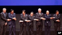 東盟峰會上各國領導人手拉手，左起：新加坡總理、泰國總理、越南總理、老撾總理、馬來西亞總理、緬甸總理、文萊蘇丹(2015年4月27日)