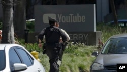 警察跑向YouTube在加州圣布鲁诺的办公处。（2018年4月3日）