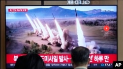 南韓電視節目播放北韓發射飛彈的資料圖。 （美聯社2024年5月30日）