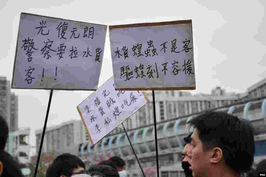 남아프리카공화국 수도 요하네스버그에 있는 비트바테르스란트 대학교에 진행된 무상 교육 요구 시위로 도중 경찰이 섬광탄과 고무탄환을 발사하고 있다. 몇주동안 계속된 시위로 당국은 학교를 폐쇄했다. 