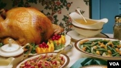Warga Amerika merayakan Hari Bersyukur dengan menyantap hidangan berupa kalkun panggang dan makanan-makanan pendampingnya.