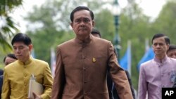 Perdana Menteri Thailand Prayuth Chan-ocha (tengah) tiba di gedung parlemen di Bangkok, Thailand (1/9). (AP/Sakchai Lalit)
