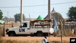 The UN is to send more than a thousand peacekeepers and equipment including helicopters to the border area of the Sudans.