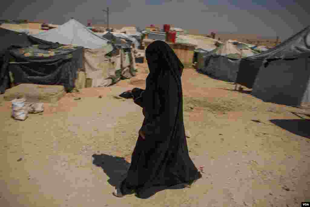 Nobody can leave al-Hol camp without the permission of the Syrian Democratic Forces, the U.S.-backed Kurdish group that controls most of northern Syria, in al Hol, Aug. 26, 2019. (Yan Boechat/VOA)