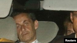 Antigo presidente francês Nicolas Sarkozy chega em carro policial a unidade de investigação financeira para ser apresentado ao juiz (Jullho 2014)