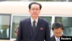 지난해 8월 장성택 북한 국방위원회 부위원장(가운데)이 베이징을 방문해 중국 정부 청사로 들어서고 있다.