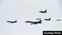 미국의 전략무기인 장거리전략폭격기 B-1B 랜서가 7일 한국 공군 F-15 전투기와 함께 실사격훈련을 하는 모습 
