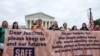 Para demonstran melakukan unjuk rasa yang mendesak MA membatalkan kebijakan imigrasi "Tetap di Meksiko" dalam aksi di depan gedung Mahkamah Agung AS di Washington, DC 21 Juni 2022 lalu (foto: dok). 