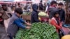Seorang anak laki-laki Afghanistan menjual mentimun di Kabul pada 10 Maret 2024.