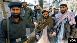 Polisi Pakistan bersama perwakilan dari kelompok Taliban Pakistan (foto: dok).