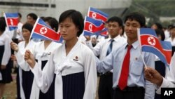 지난 2011년 8월 북한 라선 경제특구에서 중국인 방문객들을 위한 환영행사에 동원된 북한 주민들. (자료사진)