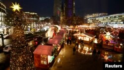 Pasar Natal di Lapangan Breitscheid kota Berlin, Jerman, telah dibuka kembali hari Kamis (22/12), tiga hari pasca serangan truk yang menewaskan 12 orang.