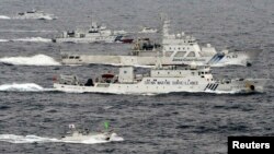 中国海监船6和日本海上保安厅巡逻舰在中国东海 (资料照片)