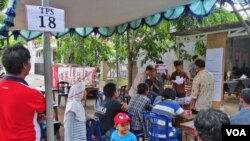 Suasana penghitungan suara Pilkada Serentak di TPS 18 komplek Perumnas Telukjambe, Karawang Jawa Barat Rabu 9 Desember 2015. (VOA/Andylala)