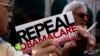 Sekelompok kecil pengunjuk rasa menyuarakan keinginan mereka agar Pemerintah AS membatalkan layanan kesehatan terjangkau yang lebih populer dengan sebutan Obamacare, dalam aksi di Indianapolis, Indiana, 26 Agustus 2013 (Foto: dok).