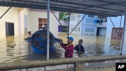 ထိုင်းရေဘးကယ်ဆယ်ရေးလုပ်သားတွေက ထိုင်းနိုင်ငံတောင်ပိုင်း နရာသီဝပ်ပြည်နယ်အတွင်းမှာ ကူညီကယ်ဆယ်ရေးတာဝန်ထမ်းဆောင်နေကြစဥ်။ (ဒီဇင်ဘာ ၃၊ ၂၀၂၄) 