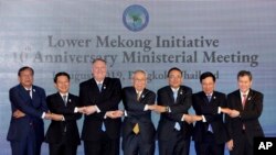 Menlu AS Mike Pompeo (tiga dari kiri) berfoto bersama para Menlu negara-negara ASEAN dalam pertemuan di Bangkok, Thailand, 1 Agustus 2019. 