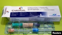 Ilustrasi kotak vaksin kanker serviks Gardasil dipajang di apotek di Strasbourg, Prancis, 25 November 2013. (Foto: Reuters)