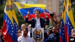Juan Guaido, kepala kongres Venezuela yang dikuasai oposisi, memproklamirkan dirinya sebagai presiden interim negara itu hingga diselenggarakannya pemilu dalam sebuah pawai akbar yang menuntut pengunduran diri Presiden Nicolas Maduro di Caracas, Venzuela, 23 Januari 2019 (foto: A