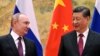 Presiden China Xi Jinping, kanan, dan Presiden Rusia Vladimir Putin berbicara satu sama lain selama pertemuan mereka di Beijing, China pada 4 Februari 2022. (Foto: via AP)