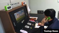 한국의 판문점 공동경비구역(JSA) 내 연락사무소 직통전화를 통해 한국측 연락관이 북측과 통화하고 있다. (자료사진)