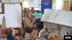Ibu guru Laurie Gerard menggunakan iPad bersama murid-muridnya di taman kanak-kanak kota Auburn, negarabagian Maine (7/11).