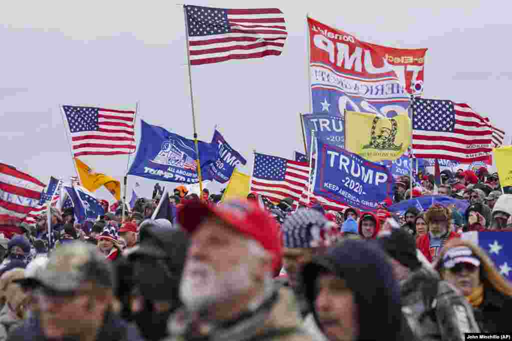 Apoiantes do Presidente Donald Trump participam em comício de Trump contra a confirmação dos votos do colégio eleitoral a ter lugar no capitólio, em Washington DC, 6 de Janeiro 2021