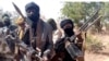 Sejumlah anggota kelompok "bandit" berpose di persembunyian mereka di kawasan hutan negara bagian Zamfara, Nigeria, 22 Februari 2021. (Foto: VOA)