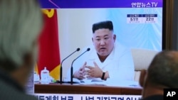 24일 한국 서울역에 설치된 TV에서 북한 김정은 국무위원장 관련 보도가 나오고 있다.