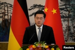 中國外長秦剛在北京釣魚台國賓館接待到訪的德國外長安娜萊娜·貝爾伯剋期間舉行聯合記者會。（2023年4月14日）
