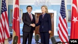Menlu AS Hillary Clinton (kanan) saat bertemu dengan Menteri Luar Negeri Turki Ahmet Davutoglu (foto: dok.). AS menyerukan Turki memuluskan hubungan dengan Israel.