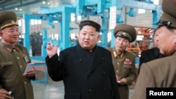 朝鲜领导人金正恩在一家机械工厂做指示。（图片来自朝鲜中央社）