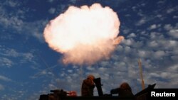 Tentara Israel menembakkan mortir di perbatasan dengan Gaza tengah, Israel 22 Januari 2024. (Foto: REUTERS/Amir Cohen)