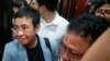 Maria Ressa, pimpinan situs berita Filipina "Rappler" dikawal menuju ruang pemeriksaan untuk kasus pencemaran nama baik, Manila, Filipina, 13 Februari 2019.