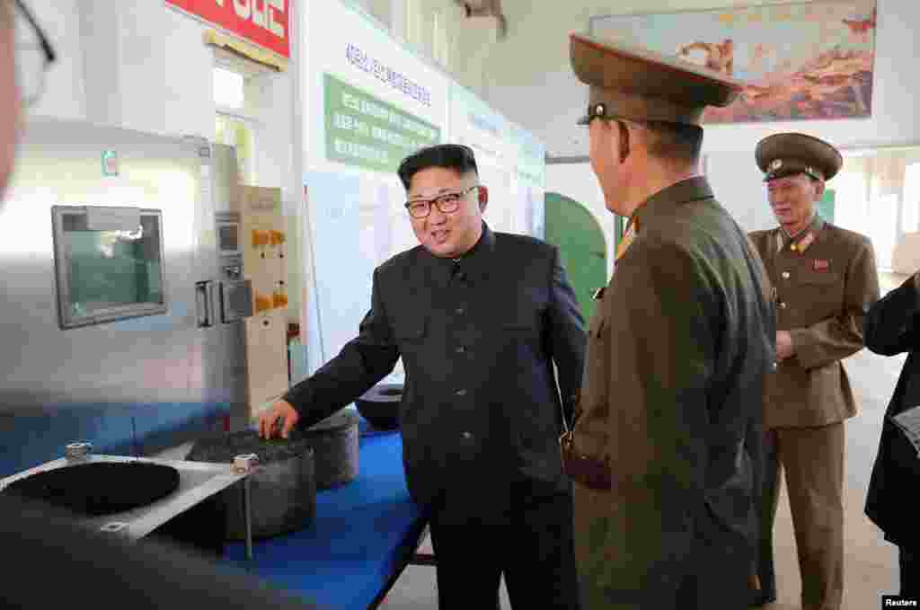 김정은 북한 국무위원장이 국방과학원 화학재료연구소를 시찰하고 있다. 김 위원장 뒤에 '3D 복합재료뿐 아니라 4D(복합재료도) 빨리 개발하여야 한다"는 자신의 발언 자료가 벽면에 붙어 있다.