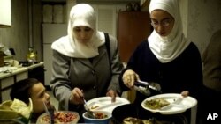 Warga Muslim Amerika buka puasa bersama di sebuah masjid di Cedar Rapids, Iowa. (AP/Kevin Wolf)