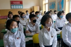 평양의 용왕 중학교 학생들이 3일 마스크를 착용하고 수업에 참석했다. 코로나 사태로 등교 개학이 연기됐던 북한의 모든 학교들이 이달 개강했다.