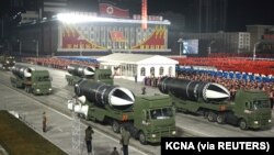 北韓在平壤舉行的閱兵式上展示武器軍備。（2021年1月14日）