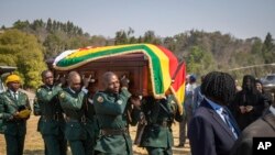 basoda bamemi nzoto ya nkondo Robert Mugabe, mokonzi ya kala ya Zimbabwe, na HAhare, 12 septembre 2016.