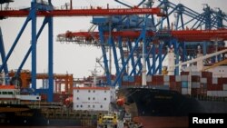 Pelabuhan Tanjung Priok, Jakarta, 11 Januari 2021. (REUTERS/Willy Kurniawan)